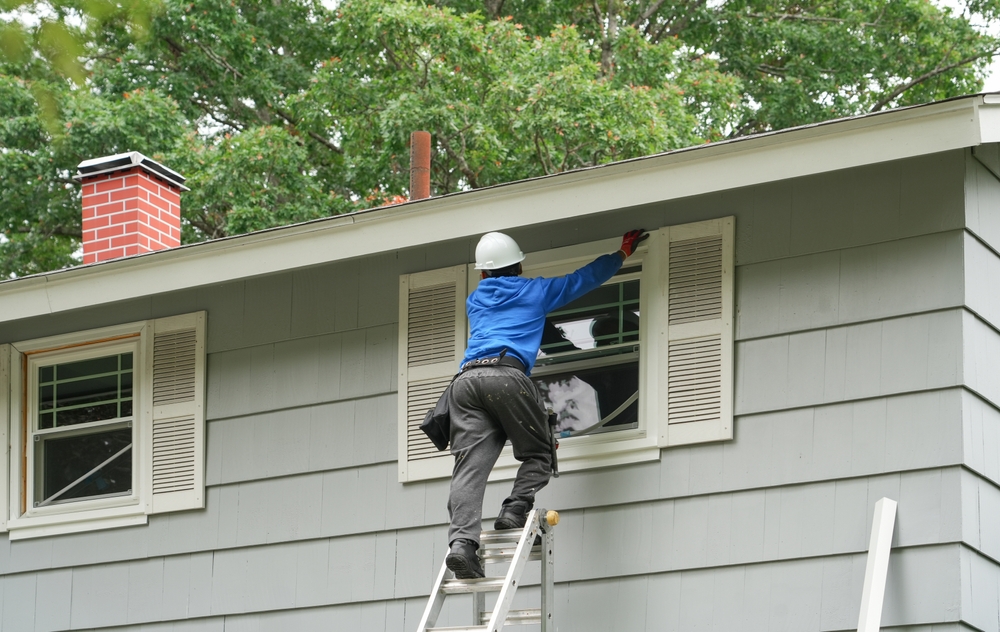 When Do Windows Need to Be Replaced? Our Advice Contractor working on replacing the window of the house.